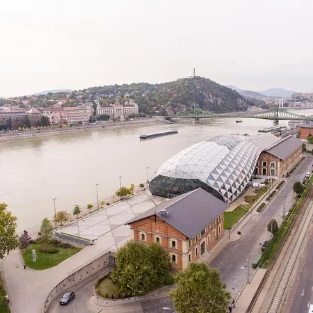 Of Koezraktar Budapeszt